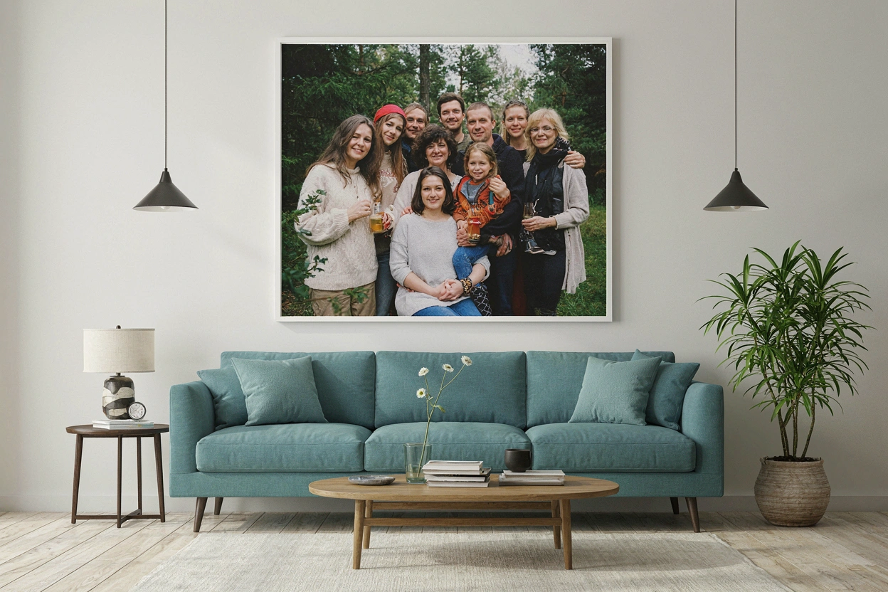 Salon épuré avec grand tableau personnalisé au-dessus du canapé